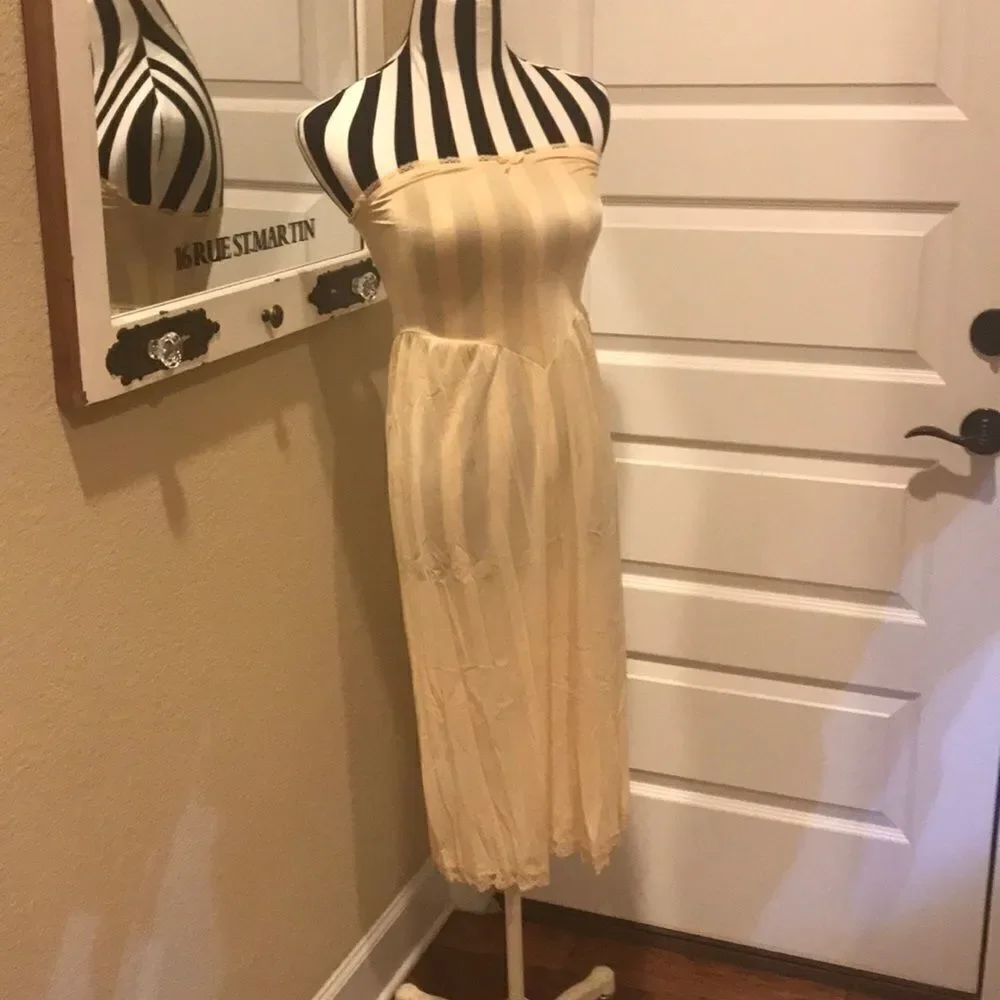 ‎Vintage strapless slip with lace detail